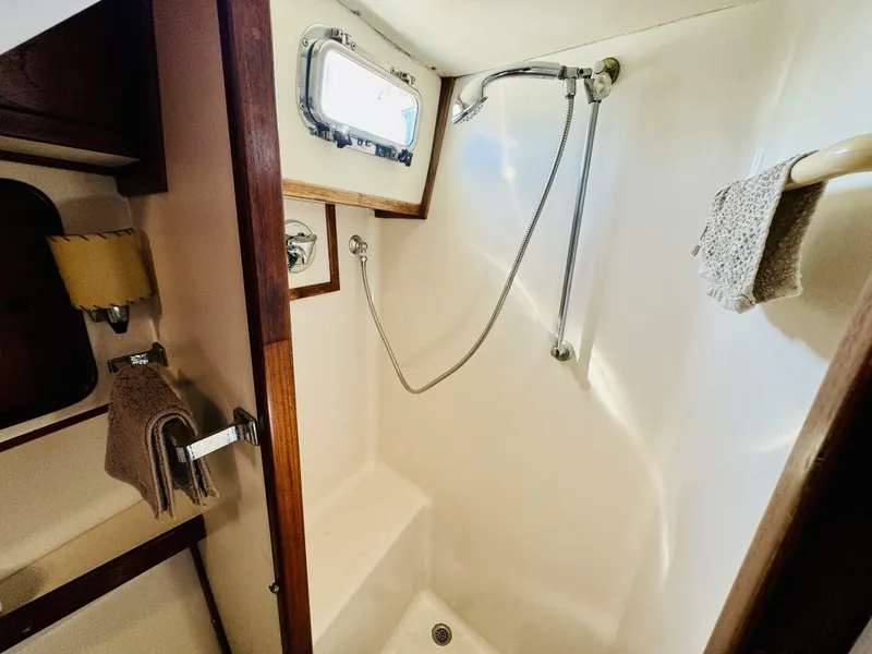 Slide: The Image of Gulfstar 47 Sailmaster Aft Cabin 1980 - 4931841