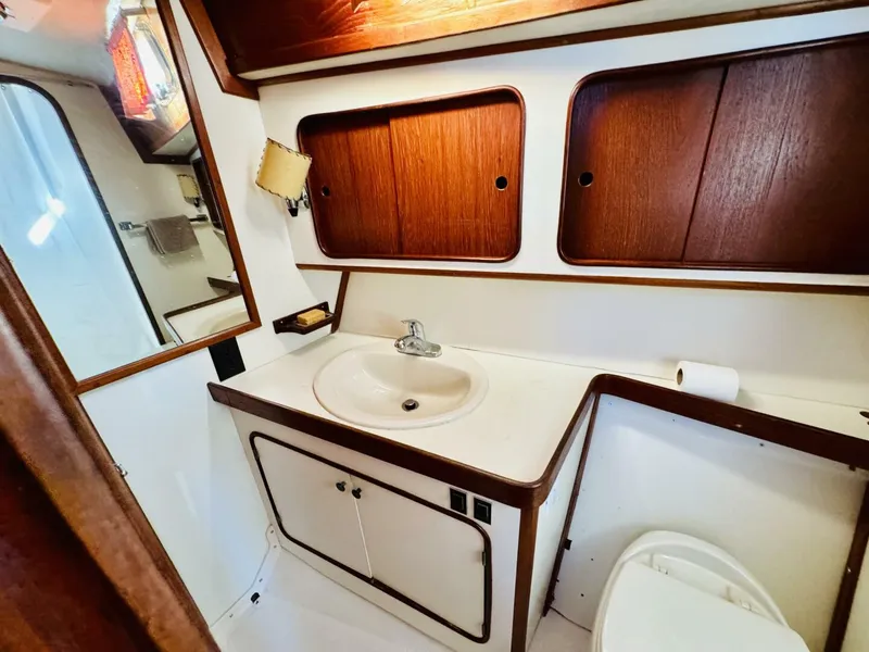 Slide: The Image of Gulfstar 47 Sailmaster Aft Cabin 1980 - 4931842