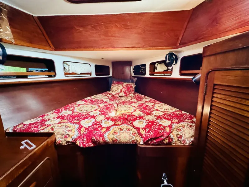 Slide: The Image of Gulfstar 47 Sailmaster Aft Cabin 1980 - 4931843