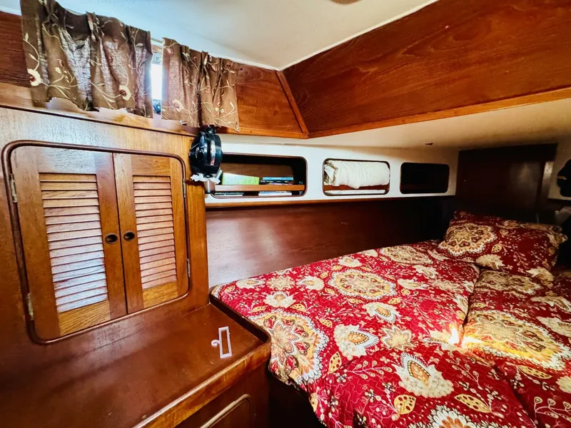 Slide: The Image of Gulfstar 47 Sailmaster Aft Cabin 1980 - 4931844