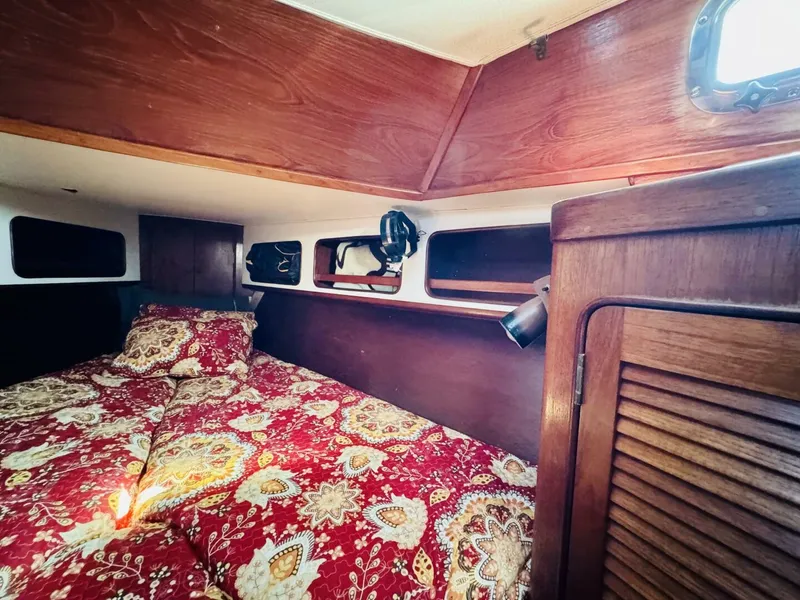 Slide: The Image of Gulfstar 47 Sailmaster Aft Cabin 1980 - 4931845