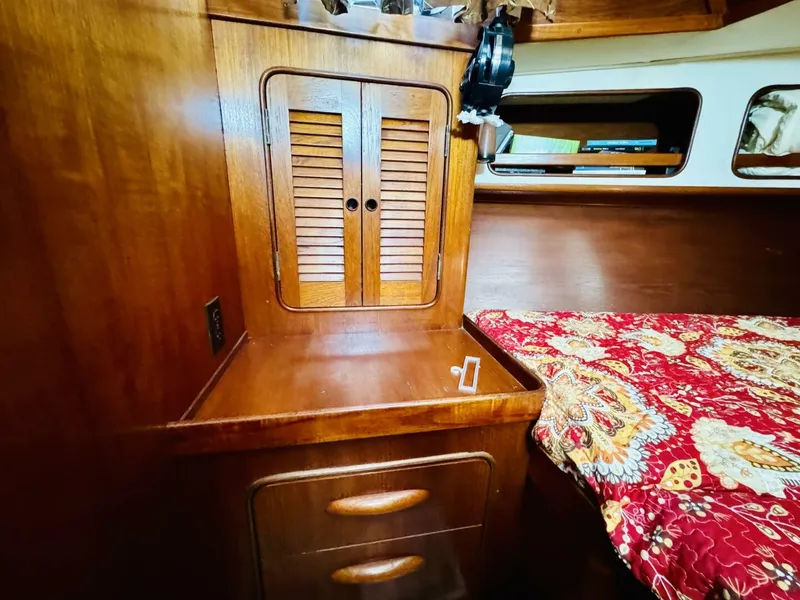 Slide: The Image of Gulfstar 47 Sailmaster Aft Cabin 1980 - 4931846