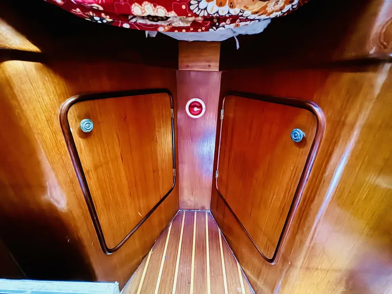 Slide: The Image of Gulfstar 47 Sailmaster Aft Cabin 1980 - 4931848
