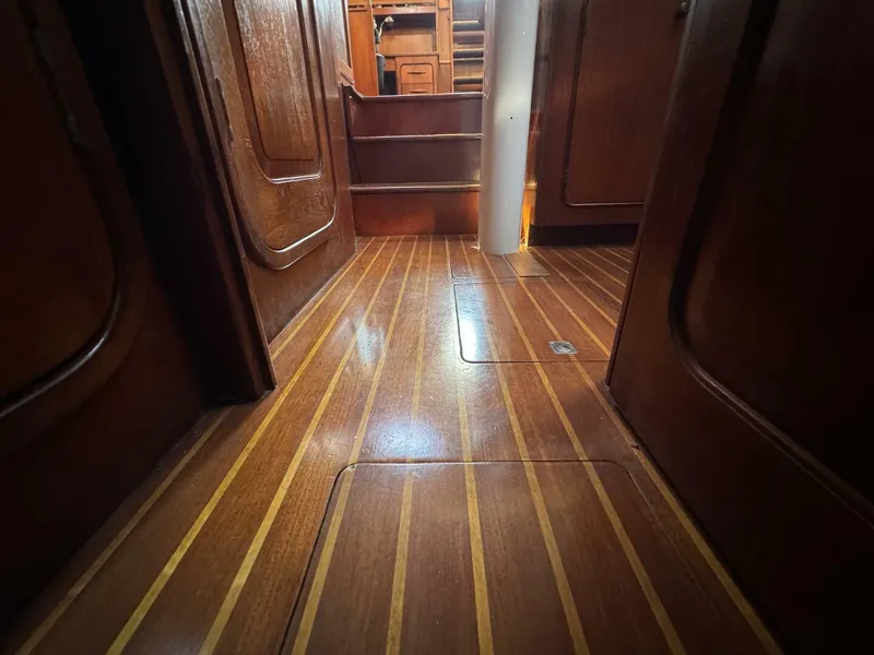 Slide: The Image of Gulfstar 47 Sailmaster Aft Cabin 1980 - 4931850