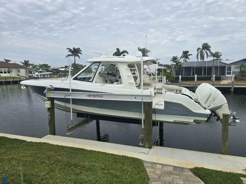 Slide: The Image of Boston Whaler Realm 380EX 2019 - 4930740