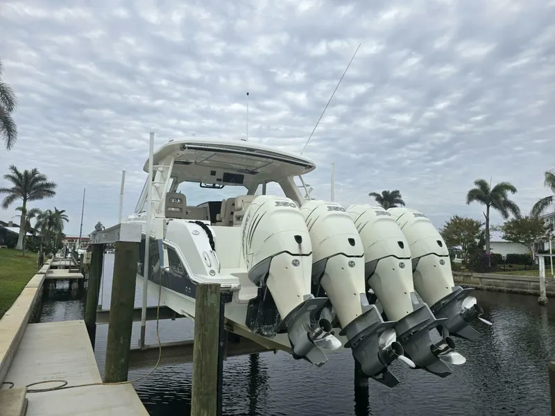 Slide: The Image of Boston Whaler Realm 380EX 2019 - 4930741