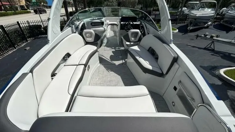 Slide: The Image of Crownline Boats E290 XS 2024 - 4931372