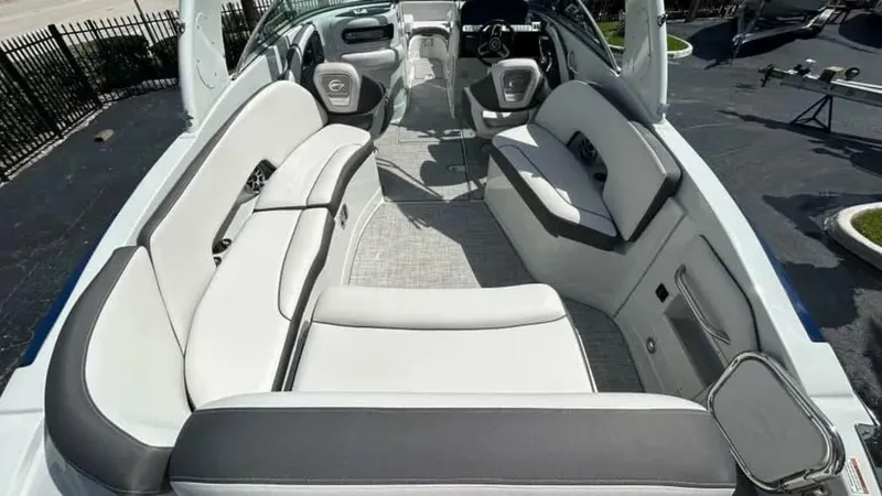 Slide: The Image of Crownline Boats E290 XS 2024 - 4931373