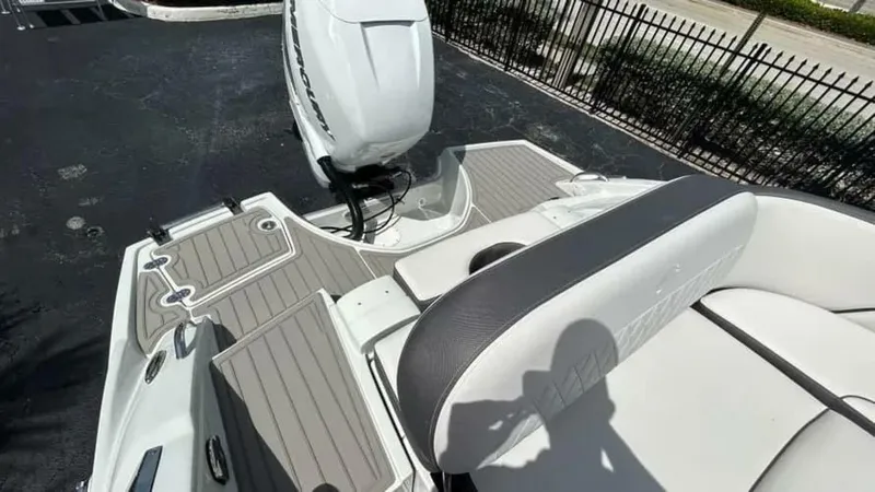 Slide: The Image of Crownline Boats E290 XS 2024 - 4931383