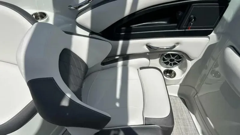 Slide: The Image of Crownline Boats E290 XS 2024 - 4931374