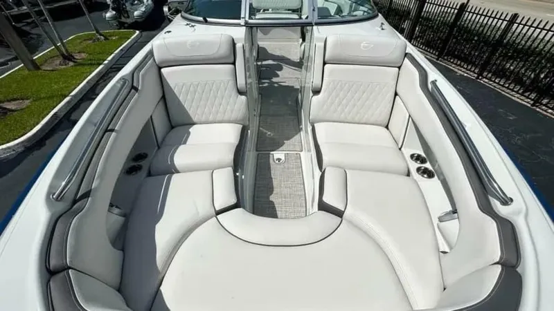 Slide: The Image of Crownline Boats E290 XS 2024 - 4931379