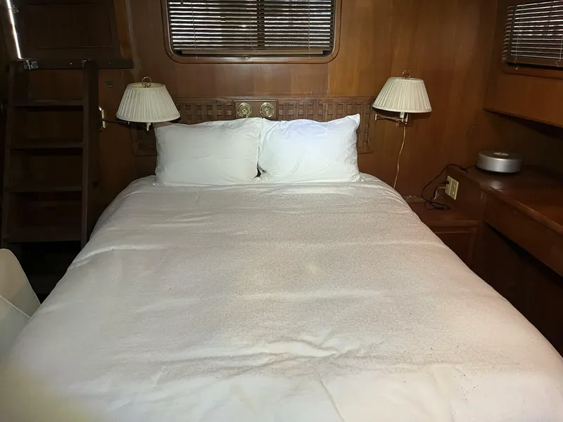 Slide: The Image of 1991 Marine Trader 46 Double Cabin - 4975579