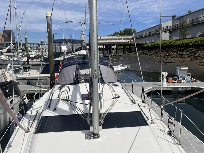 Slide: The Image of foredeck 2008 Hunter 45 - 4933609