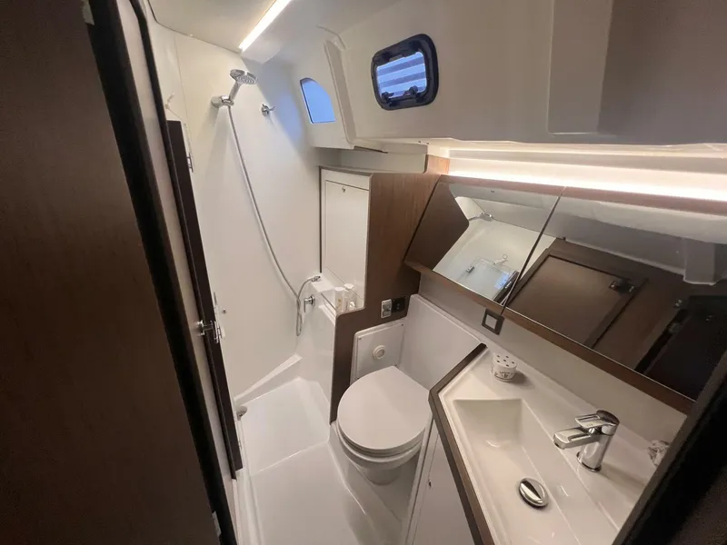Slide: The Image of Aft Head 2022 Beneteau 46.1 - 4933687