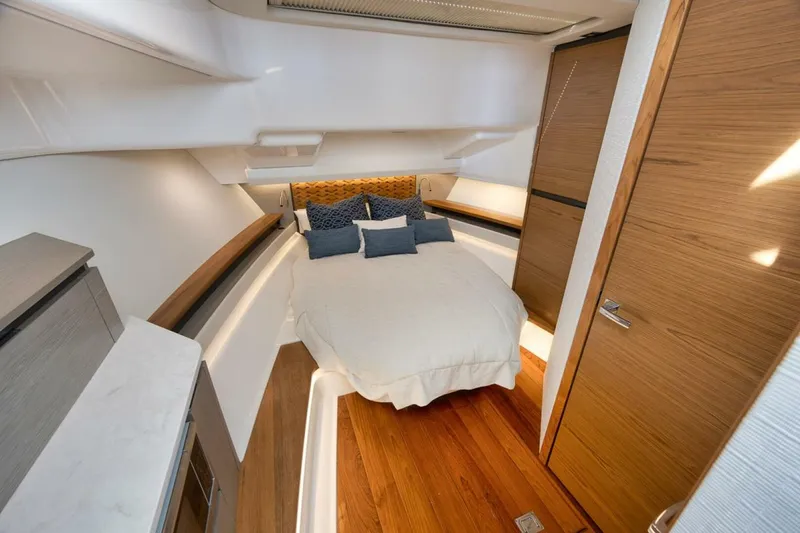 Slide: The Image of Tiara 48LS 2022 - 4935429