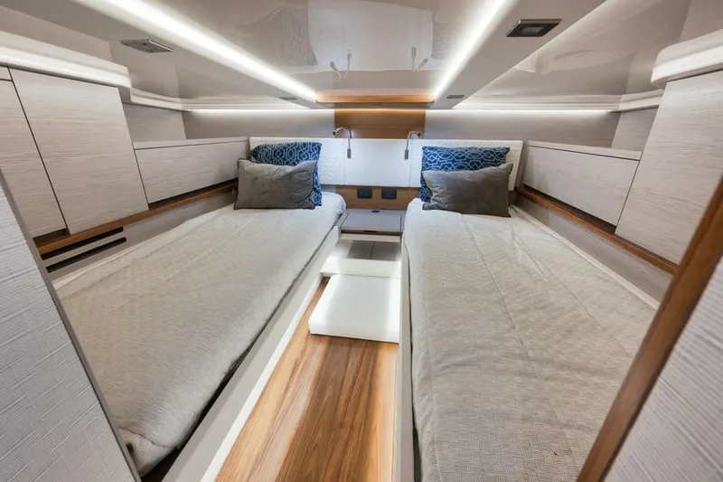 Slide: The Image of Tiara 48LS 2022 - 4935432