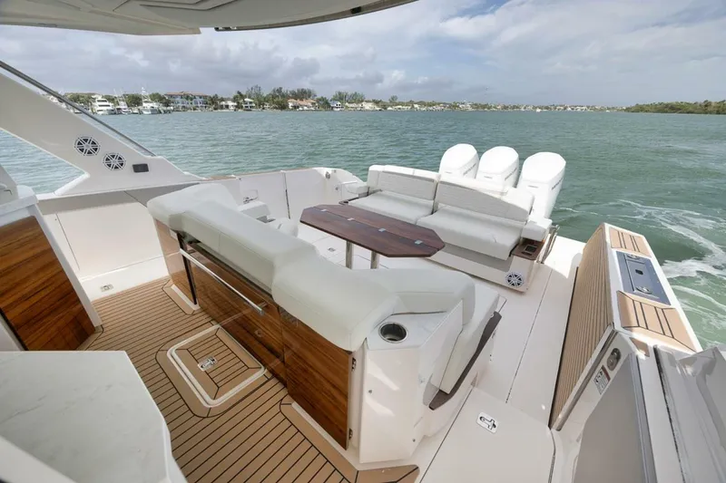 Slide: The Image of Tiara 48LS 2022 - 4935434