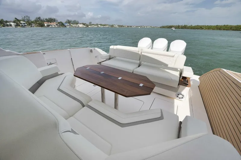 Slide: The Image of Tiara 48LS 2022 - 4935435