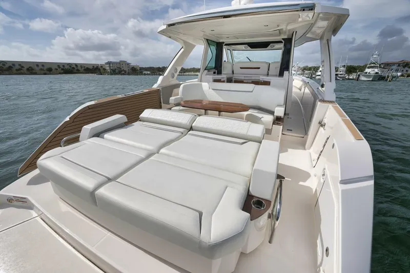 Slide: The Image of Tiara 48LS 2022 - 4935439