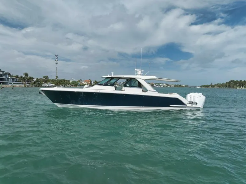 Slide: The Image of Tiara 48LS 2022 - 4935413