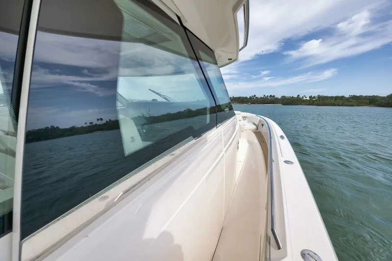 Slide: The Image of Tiara 48LS 2022 - 4935445