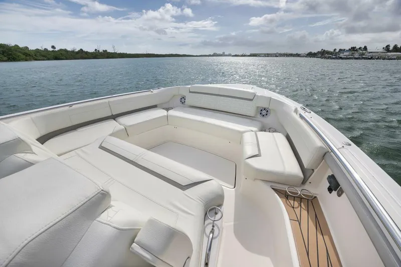 Slide: The Image of Tiara 48LS 2022 - 4935442