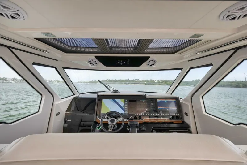 Slide: The Image of Tiara 48LS 2022 - 4935446