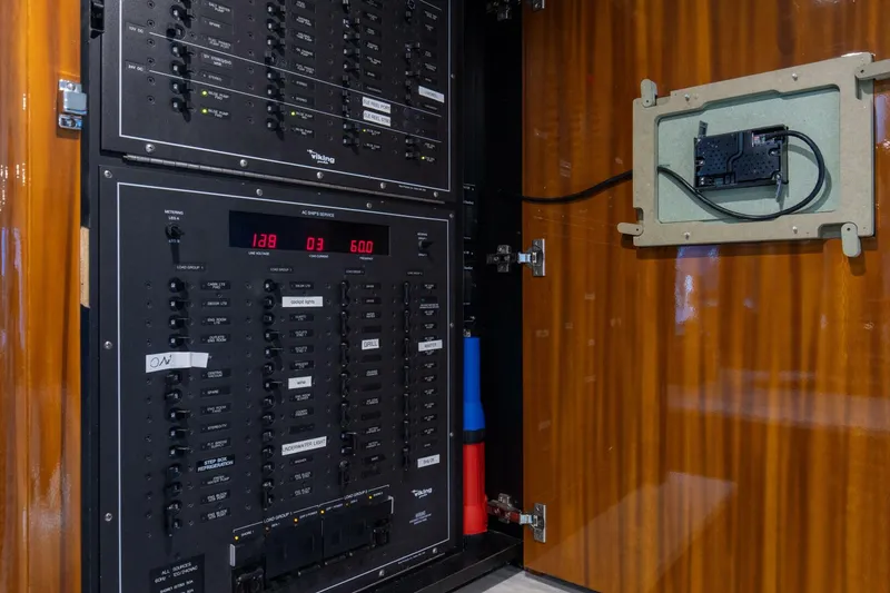 Slide: The Image of 2001 65 Viking Convertible Enclosed Bridge Partnership Breaker Box - 5003731