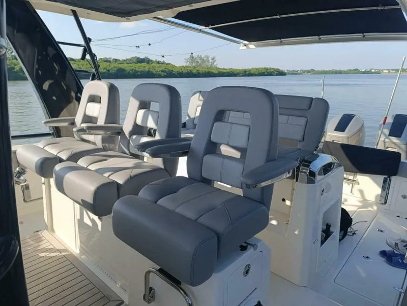 Slide: The Image of Boston Whaler 420 Outrage 2024 - 4939883