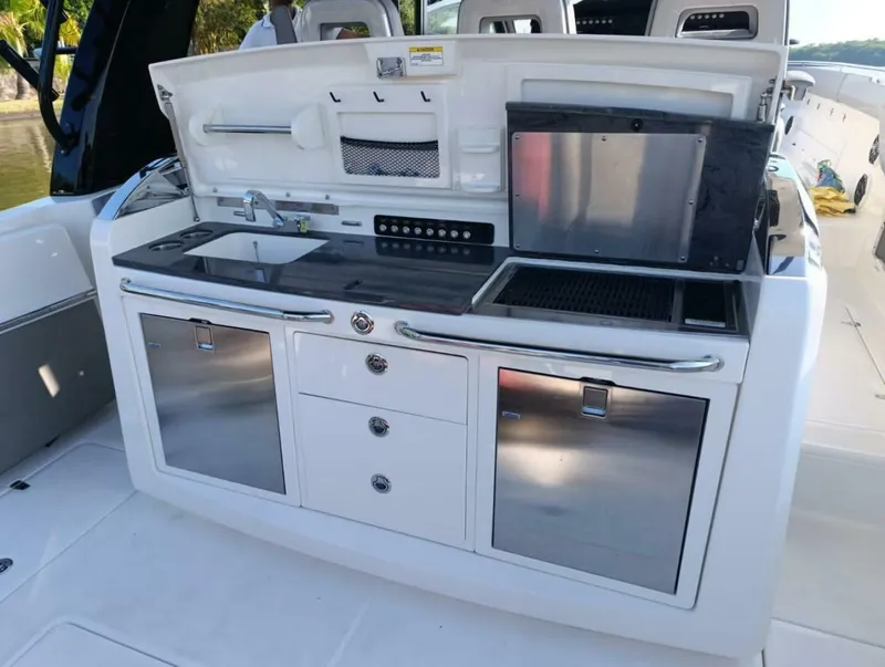 Slide: The Image of Boston Whaler 420 Outrage 2024 - 4939886