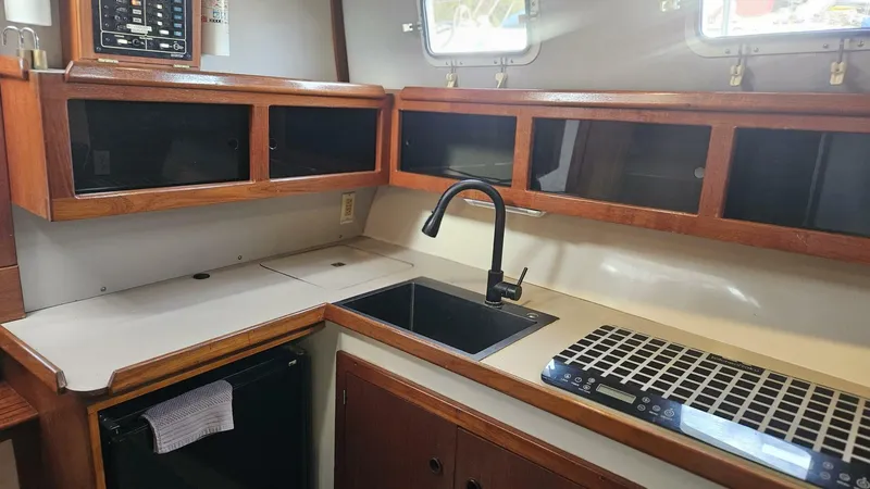 Slide: The Image of Albin 34 Family Cruiser w/ Flybridge 1988 - 4942594