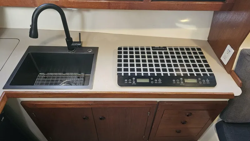 Slide: The Image of Albin 34 Family Cruiser w/ Flybridge 1988 - 4942618