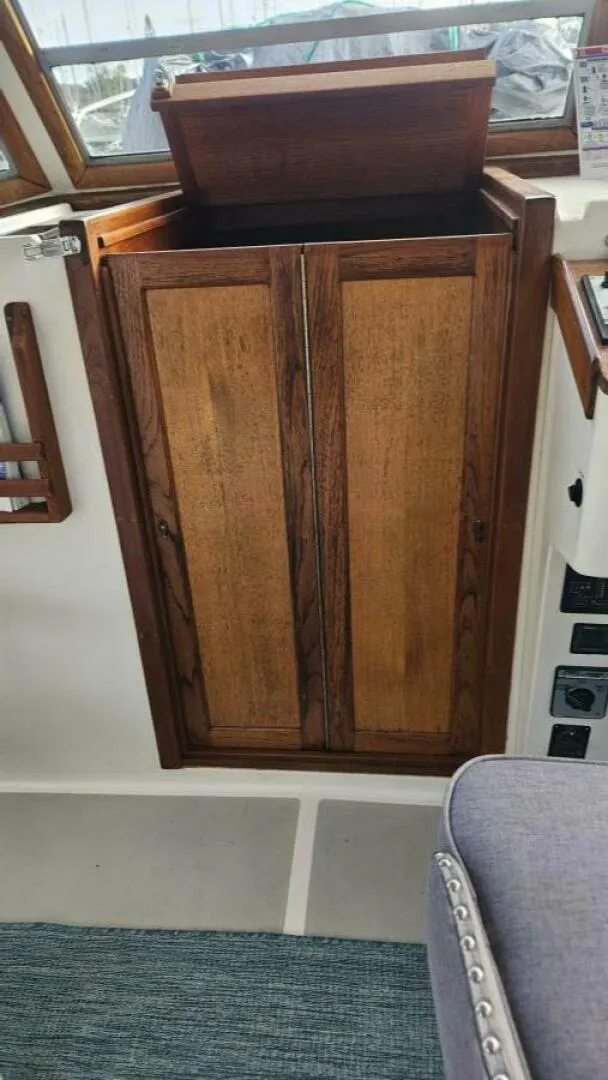 Slide: The Image of Albin 34 Family Cruiser w/ Flybridge 1988 - 4942633