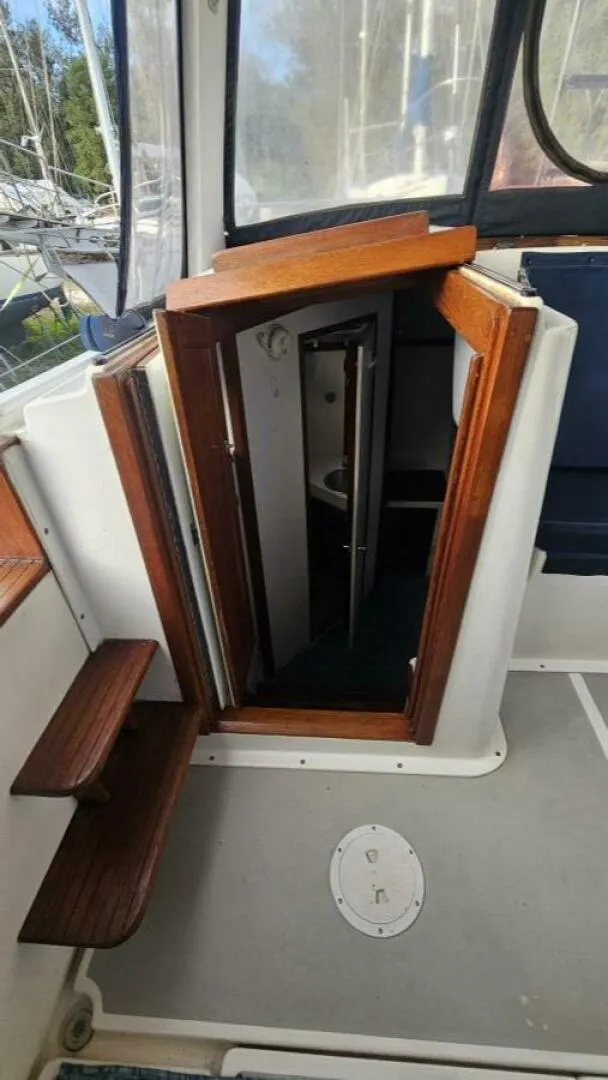 Slide: The Image of Albin 34 Family Cruiser w/ Flybridge 1988 - 4942686