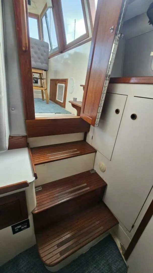 Slide: The Image of Albin 34 Family Cruiser w/ Flybridge 1988 - 4942692