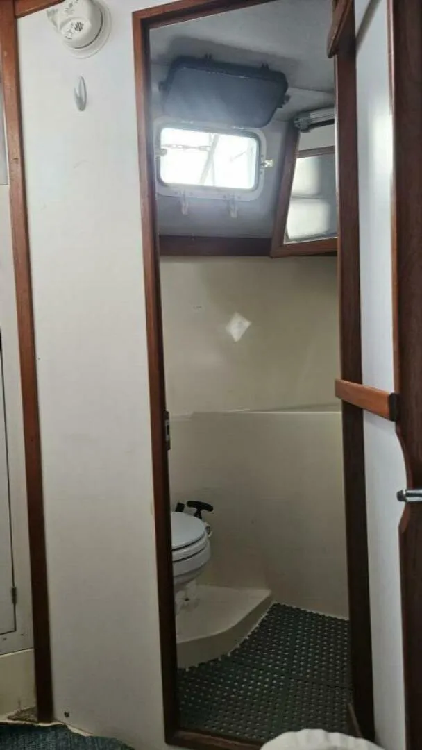 Slide: The Image of Albin 34 Family Cruiser w/ Flybridge 1988 - 4942708