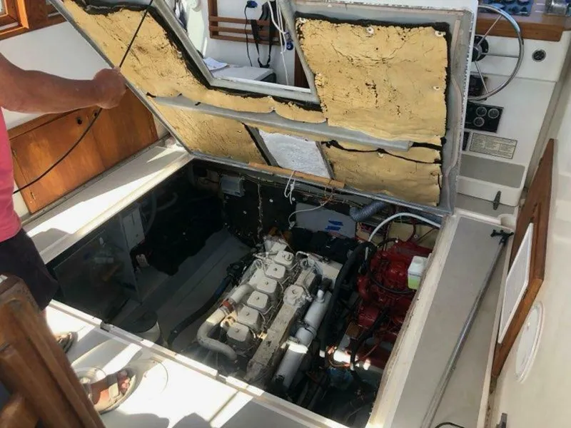 Slide: The Image of Albin 34 Family Cruiser w/ Flybridge 1988 - 4942978