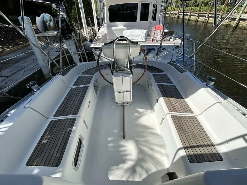 Slide: The Image of 37' Jeanneau cockpit aft - 5028100