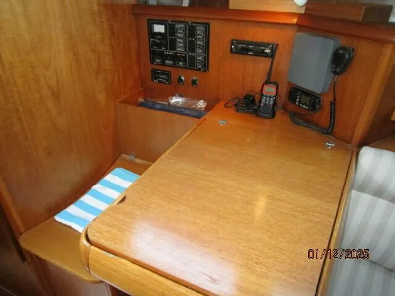 Slide: The Image of 37' Jeanneau nav station - 4943222