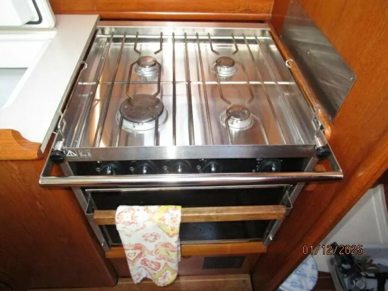Slide: The Image of 37' Jeanneau galley stove - 4943216