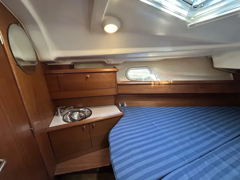 Slide: The Image of 37' Jeanneau forward stateroom port - 4943212