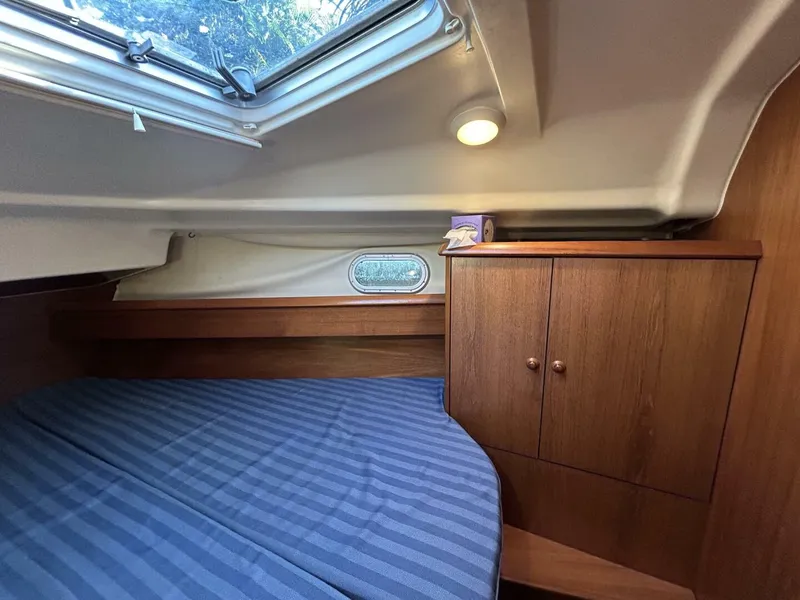 Slide: The Image of 37' Jeanneau forward stateroom starboard - 4943213