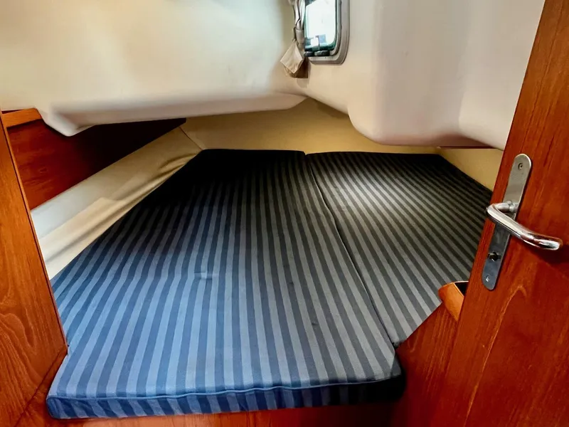 Slide: The Image of 37' Jeanneau aft stateroom2 - 4943174