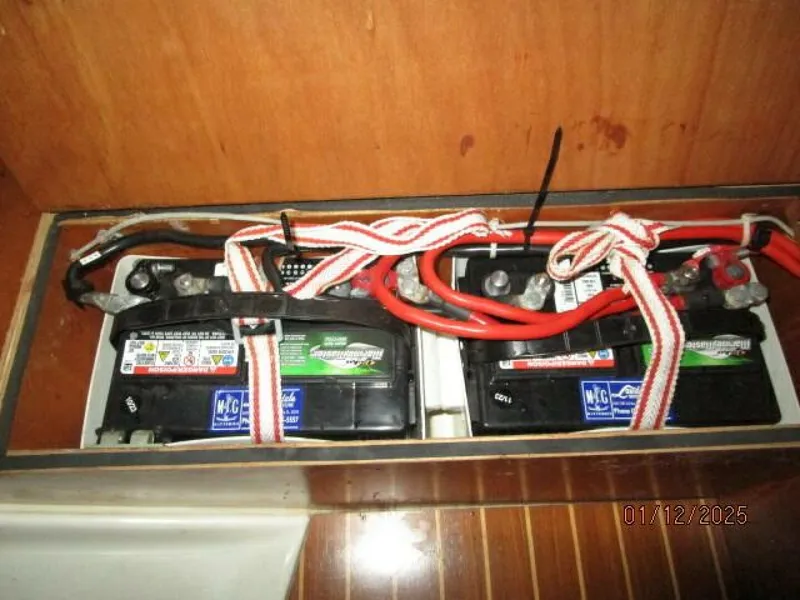 Slide: The Image of 37' Jeanneau battery bank - 4943179