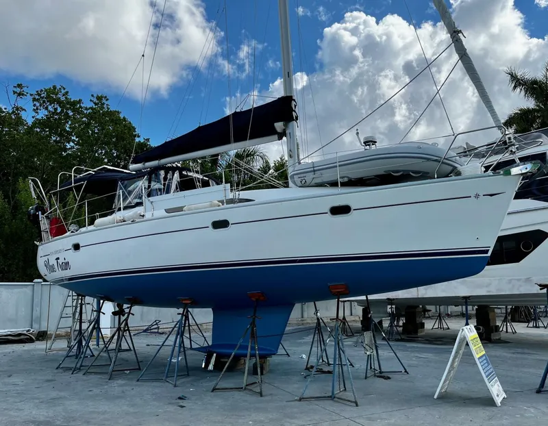 Slide: The Image of 37' Jeanneau hauled out2 - 4943220