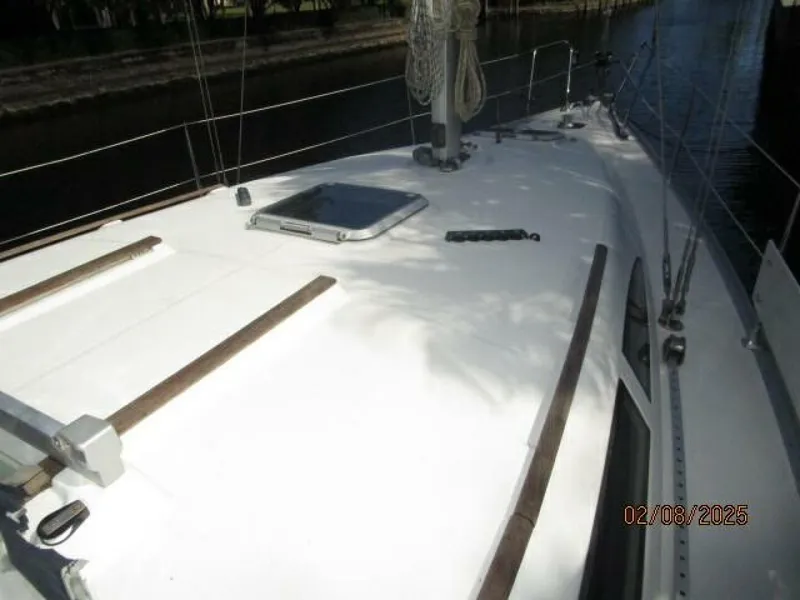 Slide: The Image of 37' Jeanneau foredeck - 5028127