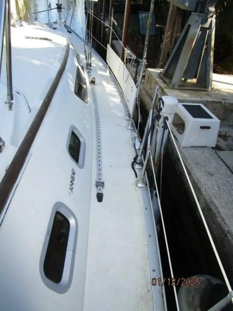 Slide: The Image of 37' Jeanneau starboard side deck - 5028171