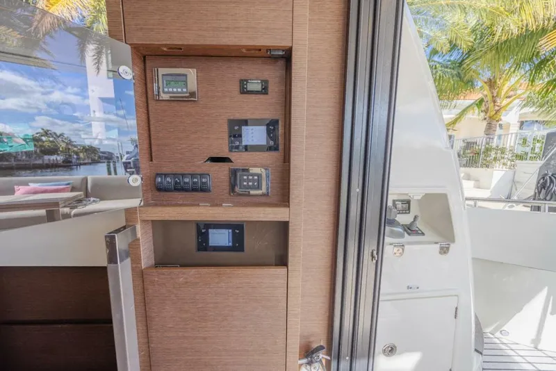 Slide: The Image of Prestige 520 Flybridge 2021 - 4950185