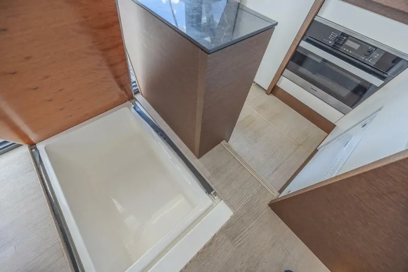 Slide: The Image of Prestige 520 Flybridge 2021 - 4950200