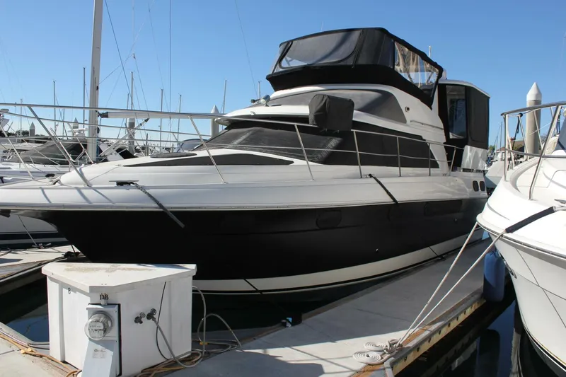 The Image of Cruisers Yachts 3650 AFT CABIN 1996 - 4950434